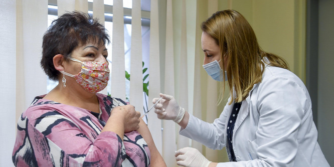 Újabb védőoltások érkeznek, hamarosan már 25 oltóponton adják be a vakcinát