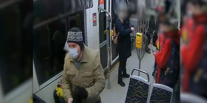 Megvertek egy ellenőrt a villamoson – videó