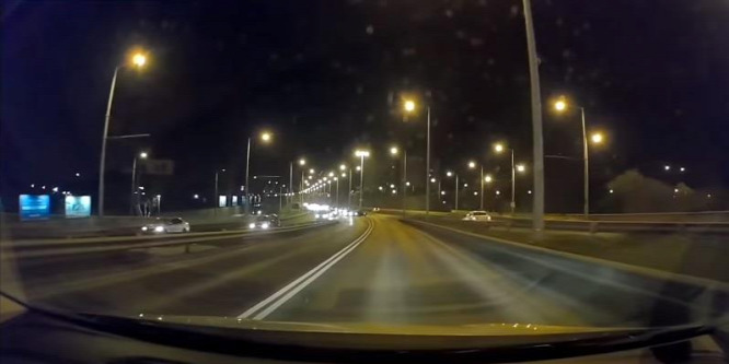 Megállította a forgalmat egy autós az M3 bevezetőn, hogy meg tudjon fordulni - videó