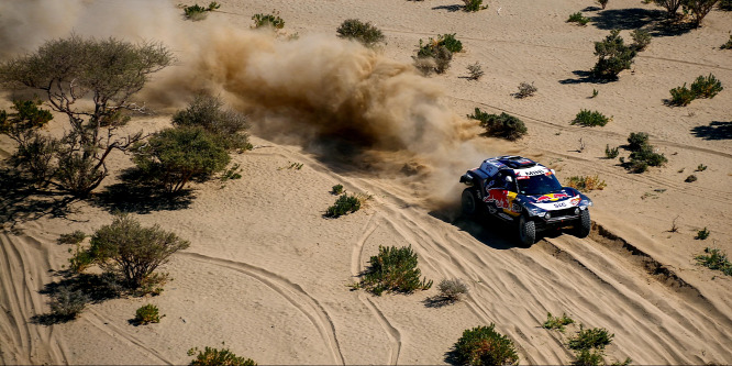 A címvédő Sainz nyerte a szakaszt, Peterhansel az összetett élén maradt a Dakar-ralin