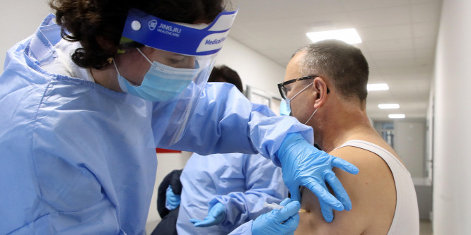 Dr. Rusvai Miklós: "A vírus sokkal súlyosabb szövődményeket okozhat, mint a vakcina"