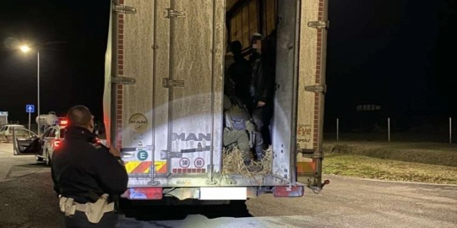 55 migráns volt a magyar kamion rakterében - kép
