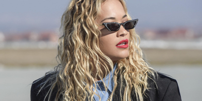Titkos és szabálytalan bulija miatt szerződést bontott Rita Orával az Apple