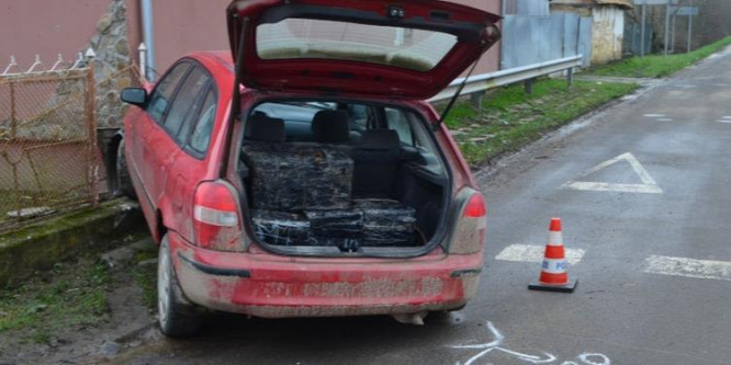 Háromezer doboz csempészett cigarettával menekültek a rendrök ell