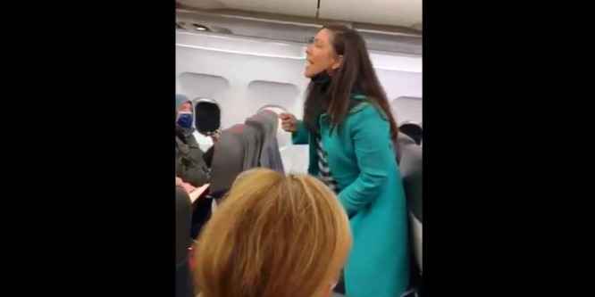 A maszkviselés ellen hergelt egy utas egy amerikai repülőjáraton – videó