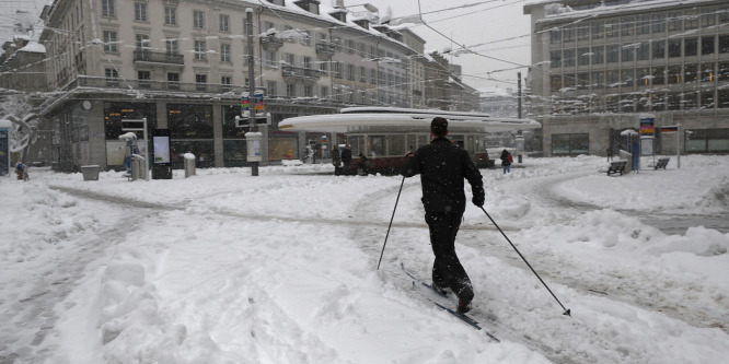 Sílécen közlekedő férfi, betemetett kocsik - képeken az európai havazás