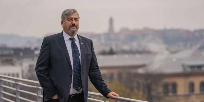 „A mozgáshiányos életmód károsabb, mint a dohányzás” – Interjú a Testnevelési Egyetem rektorával