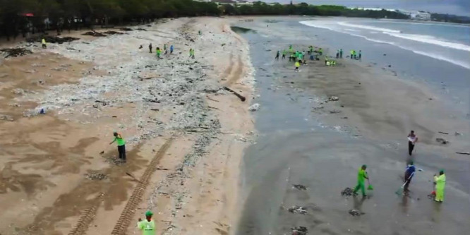 A levegőből is megdöbbentő, milyen szemetes a világ egyik leghíresebb strandja – videó