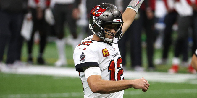 Tom Brady az új csapatával is bejutott a főcsoportdöntőbe az NFL-ben