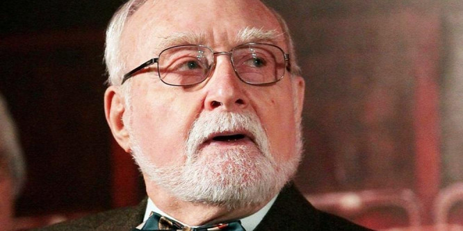 Pánikgomb van a Família Kft. 95 éves sztárjának lakásában