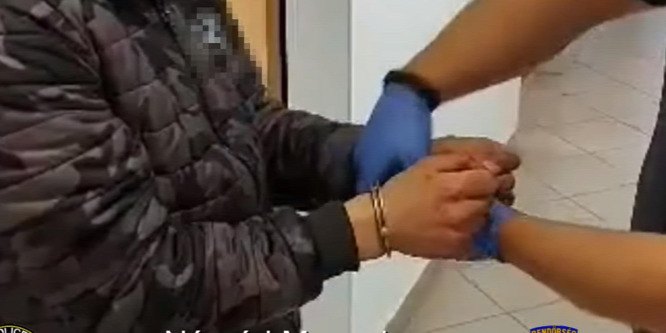 Letartóztatták a baltával mentősökre támadó férfit - videó
