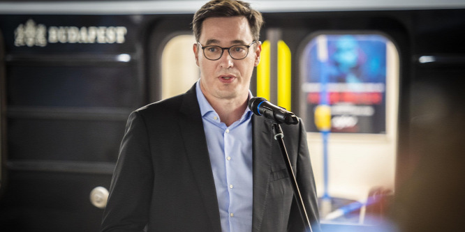 Aláírást is hamisíthatott a buszmutyis álcég