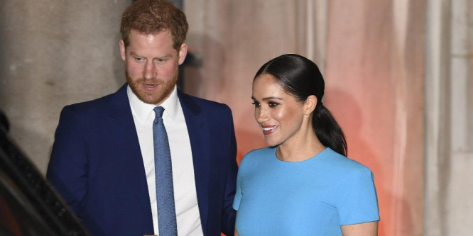 Kínosnak érezte volna a nyilvános csókot, inkább eltolta magától férjét Meghan Markle