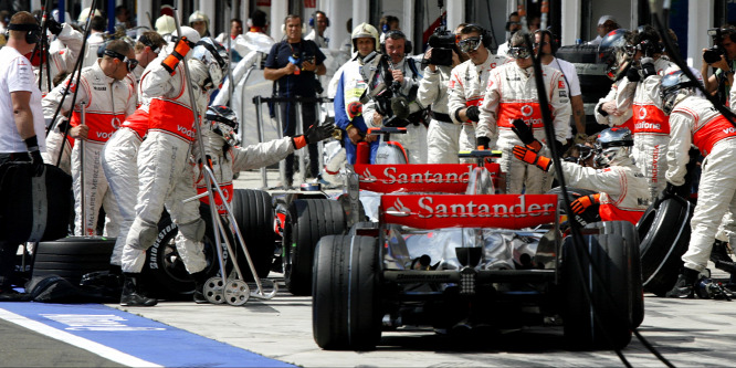 Alonso máig sérelmezi a hungaroringi büntetését Hamilton feltartásáért