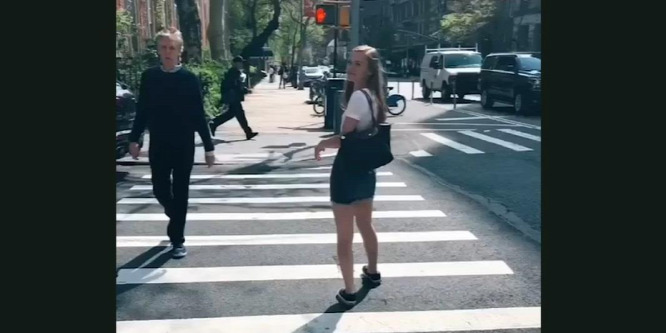Megdöbbent a turista, amikor meglátta, kit fényképeztek le mellette