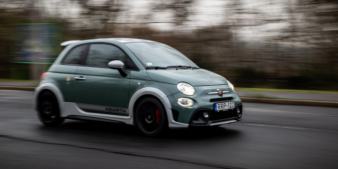 Pattog, mint a nikkelbolha, de a legjobb antidepresszáns - Abarth 695 teszt