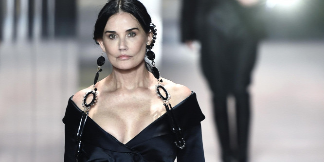Parányi bikinis képpel nosztalgiázik a még mindig szívdöglesztő Demi Moore - Videó