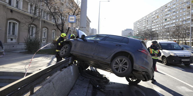 Életveszélyesen megsérült egy motoros a Szentendrei úton