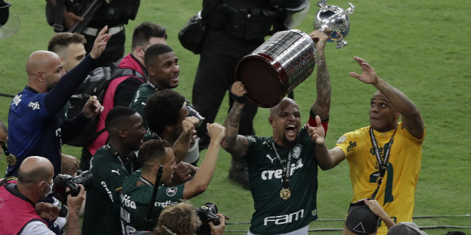 A brazil sztárfocista együtt aludt a rangos trófeával - videó