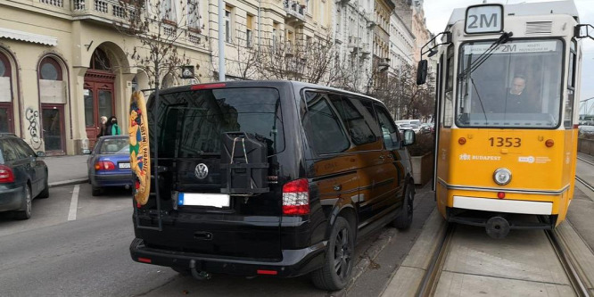 Szabálytalan parkolás miatt nem jár a 2-es villamos