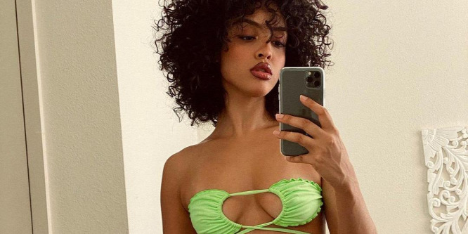 Egy szál bugyiban pózol 2021 első playmate-je - fotó