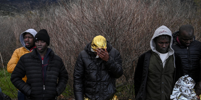 Emberi hamvakat tartalmazó szemeteszsákból húzták elő a félholt afrikai migránst a rendőrök