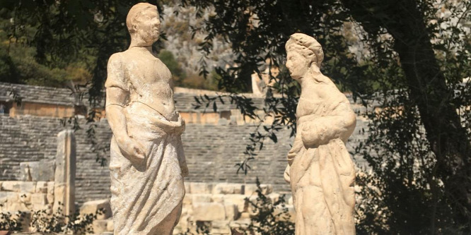 Rejtélyes ősi terrakotta figurák hevertek a színház alatt