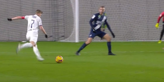 Az Újpest válogatott focistája élete legnagyobb gólját lőtte - videó