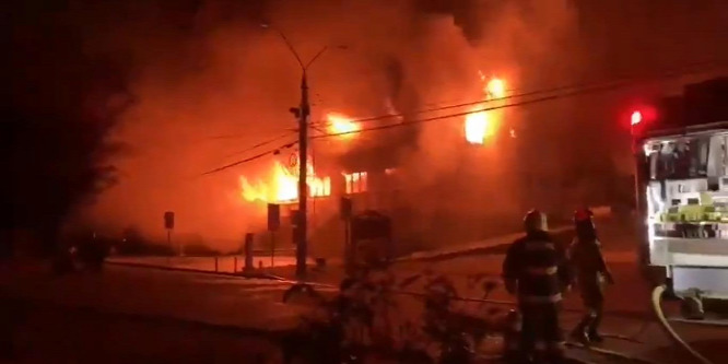 Több épületet felgyújtottak egy chilei üdülőhelyen, miután egy rendőr agyonlőtt egy utcai zsonglőrt – videó