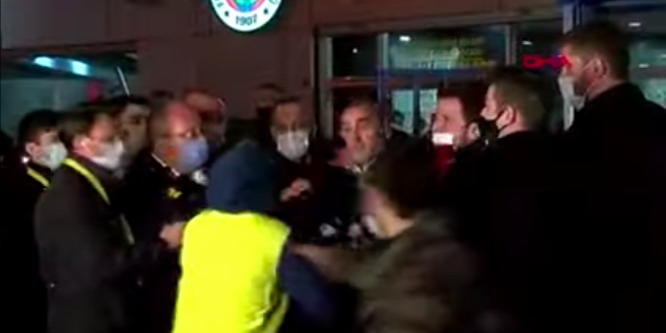 Interjú közben támadt az elkeseredett drukker az ellenfél csapatának alelnökére - videó