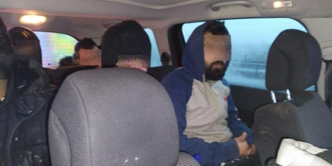 Teherautókban és taxiban utazó migránsokra csaptak le a rendőrök
