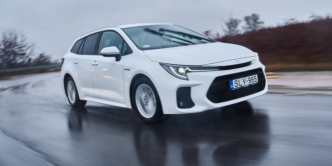 Valójában egy álruhás Toyota, de megéri számolni vele – Suzuki Swace menetpróba