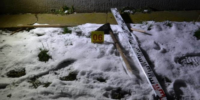 Ásóval, bottal és kapával esett neki ismerőseinek két férfi Kálon