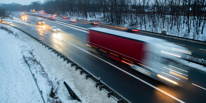 Több tucat baleset történt a síkos utakon Németországban