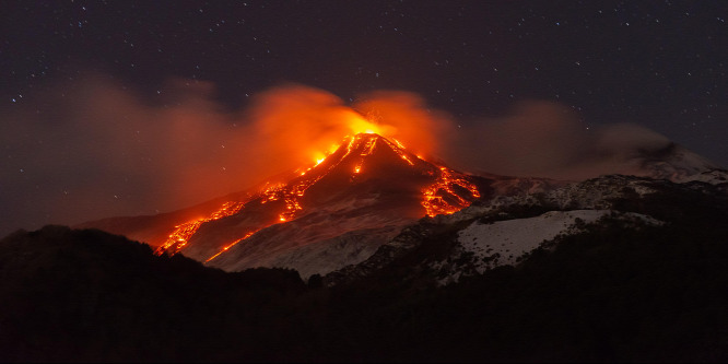 Múlt éjjel kitört az Etna - több ezer méter magasban tört elő a láva, lezárták Catania repülőterét