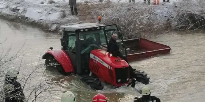 Jeges folyóból szabadítottak ki egy traktort a borsodi tűzoltók