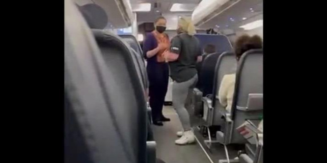 Nem viselt maszkot egy utas, ezért leszállították a repülőről – videó