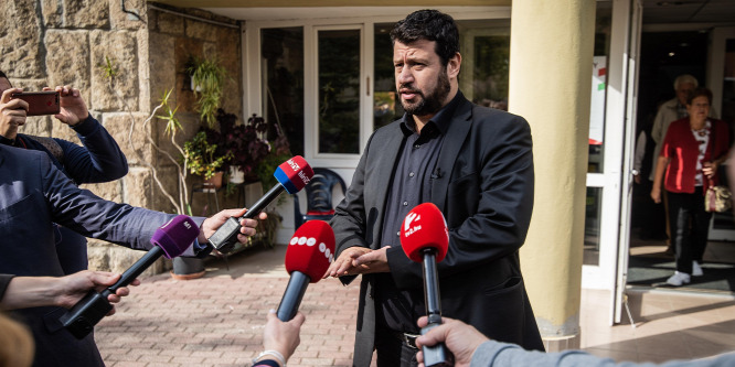 Puzsér Róbert baloldali publicista minősíthetetlen stílusban gyalázta a magyar hősöket