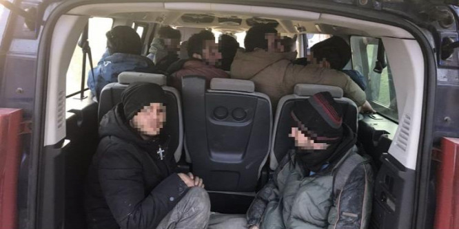 Kamionokban, buszokban rejtőzködtek - egyetlen nap alatt 180 migránst fogtak el a magyar rendőrök