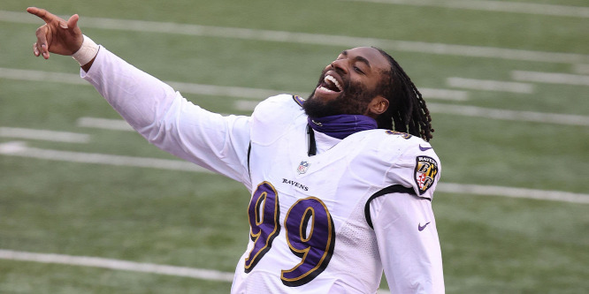 Sztriptízbárban készült fotók megosztásával fenyegeti az NFL-sztár az őt rágalmazó újságírót