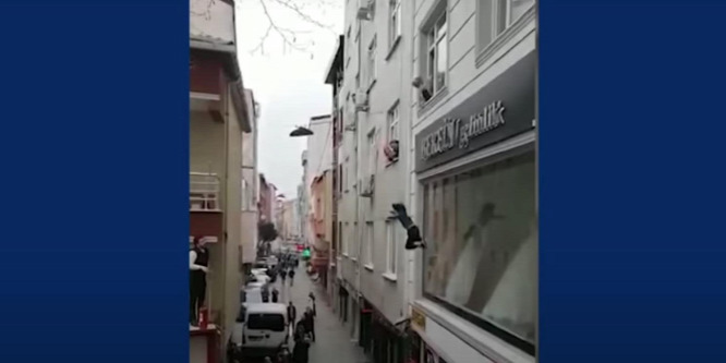 Kidobta gyerekeit a harmadik emeletről egy anya, hogy megmentse őket - videó
