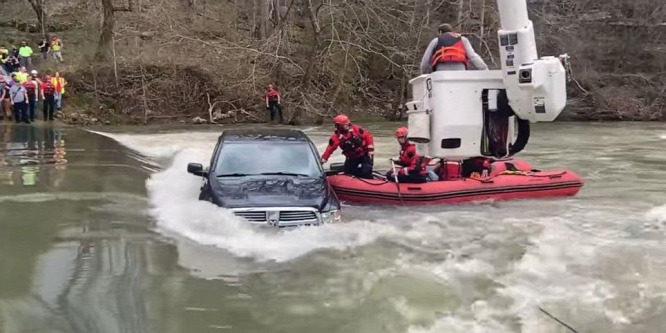 Öt embert, köztük egy csecsemőt mentettek ki egy árvízben ragadt autóból Tennessee-ben - videó