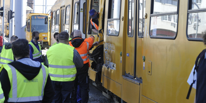 Villamosnak tolatott egy kamion Kőbányán, a villamos székei is kiszakadtak