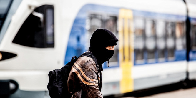 Miközben hatalmas tempóval halad az oltás, addig életbe lépett több új szabály is