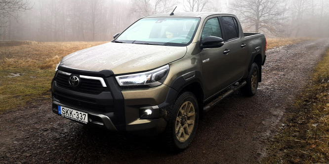 Gumicsizmában az operabálba - Toyota Hilux 2.8 D-4D Invincible teszt
