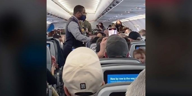 Rendőrök kísértek le egy utast a repülőről, mert nem akart maszkot viselni – videó