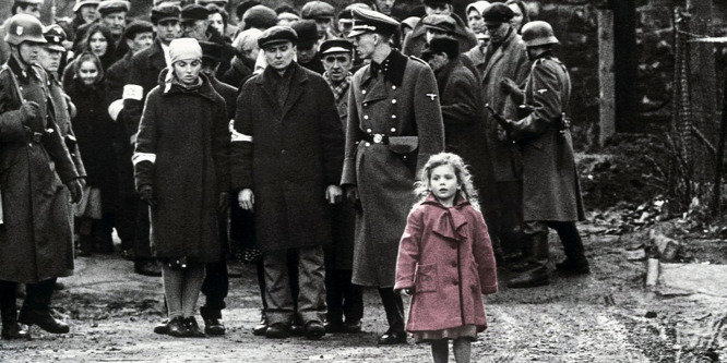 Így néz ki ma a Schindler listája cím film piros kabátos kislánya - Fotó