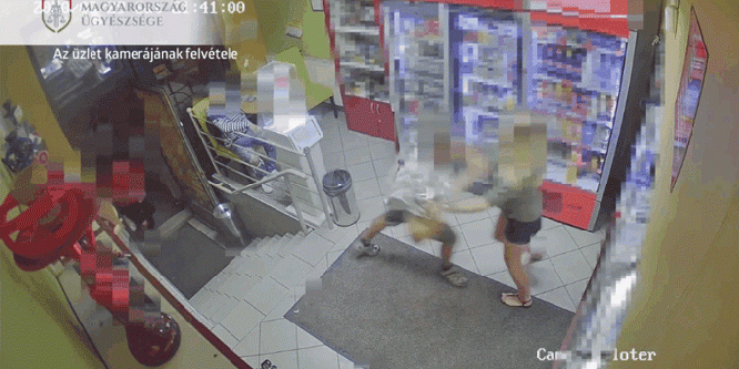 Így ártalmatlanították az agresszív férfit az esztergomi dohányboltban - videó