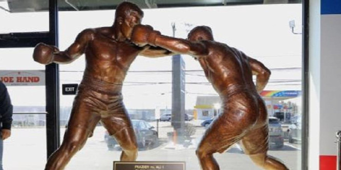 Szobrot kapott Joe Frazier Muhammad Ali elleni legendás balhorga