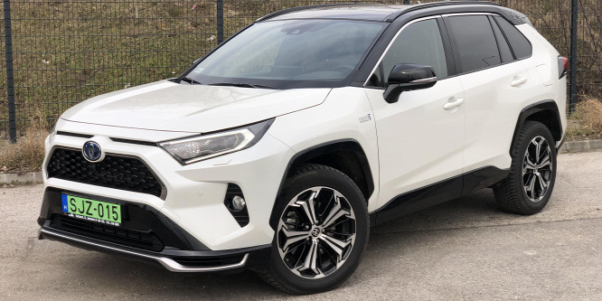 Étvágytalan és 306 lóerős, csak az árát ne kérdezzék - Toyota RAV4 PHEV teszt